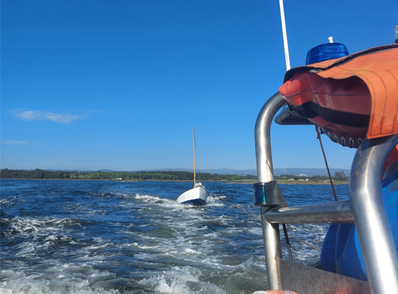 Dois velejadores resgatados pela Marinha no canal de Ovar Dois velejadores resgatados pela Marinha no canal de Ovar