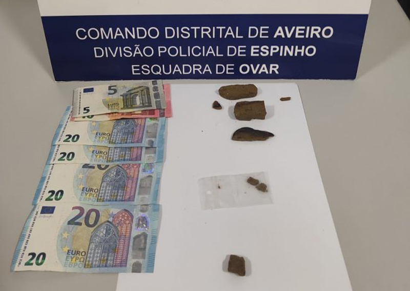 Jovem detido a traficar droga junto a zonas escolares Jovem detido a traficar droga junto a zonas escolares