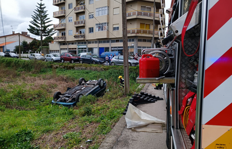 Acidente aparatoso nas “Luzes” causou um ferido ligeiro Acidente aparatoso nas “Luzes” causou um ferido ligeiro